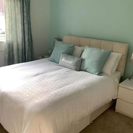Private Room, Shared Bathroom With One Other, Tea And Coffee Making Facilities, Mini Fridge And Hairdryer, King Sized Bed With Help Yourself Continental Breakfast In Secluded Modern Property With Parking Bournemouth Ngoại thất bức ảnh