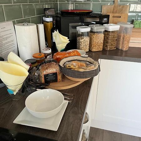 Private Room, Shared Bathroom With One Other, Tea And Coffee Making Facilities, Mini Fridge And Hairdryer, King Sized Bed With Help Yourself Continental Breakfast In Secluded Modern Property With Parking Bournemouth Ngoại thất bức ảnh