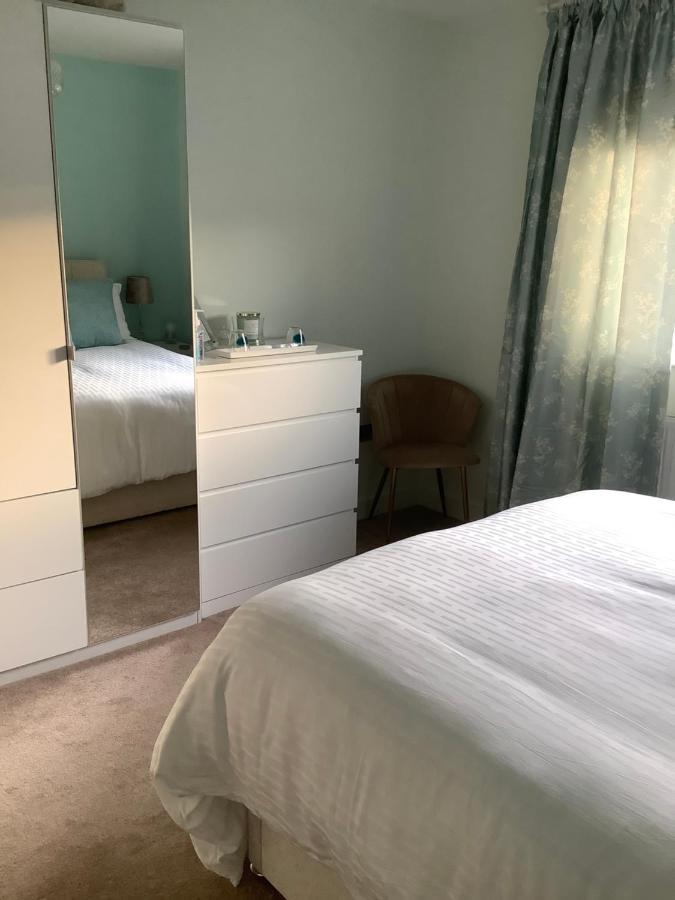 Private Room, Shared Bathroom With One Other, Tea And Coffee Making Facilities, Mini Fridge And Hairdryer, King Sized Bed With Help Yourself Continental Breakfast In Secluded Modern Property With Parking Bournemouth Ngoại thất bức ảnh