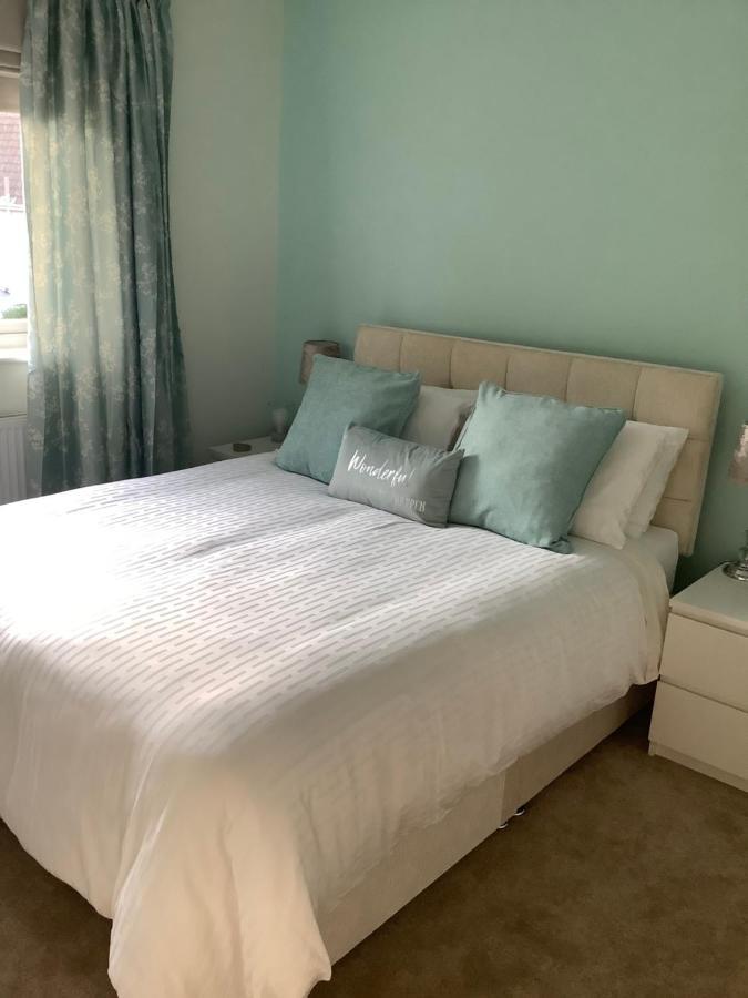 Private Room, Shared Bathroom With One Other, Tea And Coffee Making Facilities, Mini Fridge And Hairdryer, King Sized Bed With Help Yourself Continental Breakfast In Secluded Modern Property With Parking Bournemouth Ngoại thất bức ảnh