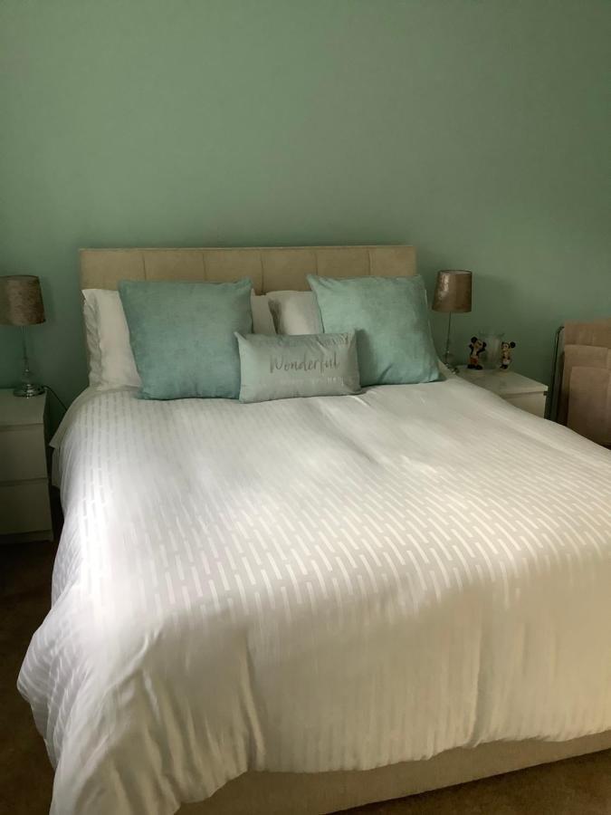 Private Room, Shared Bathroom With One Other, Tea And Coffee Making Facilities, Mini Fridge And Hairdryer, King Sized Bed With Help Yourself Continental Breakfast In Secluded Modern Property With Parking Bournemouth Ngoại thất bức ảnh