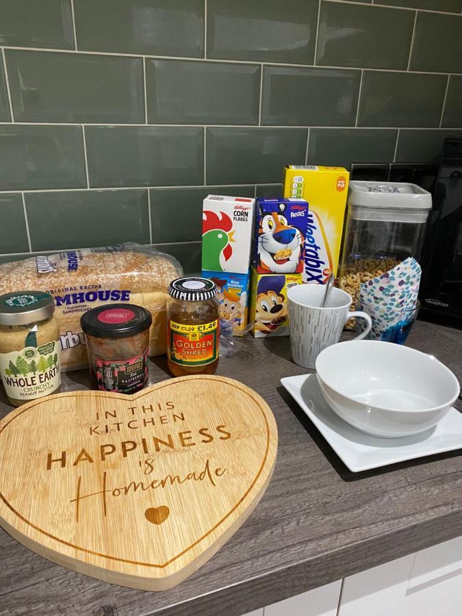 Private Room, Shared Bathroom With One Other, Tea And Coffee Making Facilities, Mini Fridge And Hairdryer, King Sized Bed With Help Yourself Continental Breakfast In Secluded Modern Property With Parking Bournemouth Ngoại thất bức ảnh