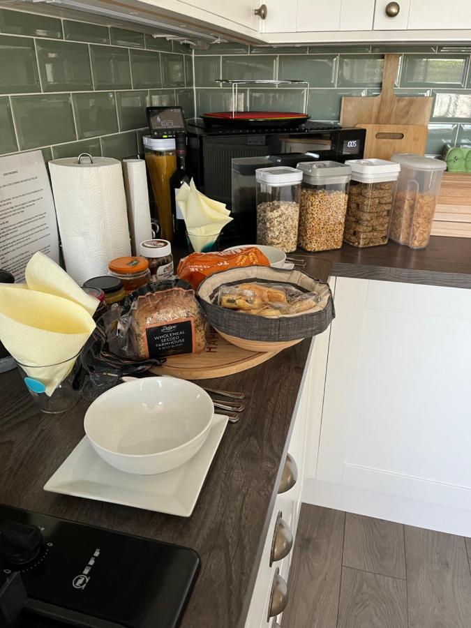 Private Room, Shared Bathroom With One Other, Tea And Coffee Making Facilities, Mini Fridge And Hairdryer, King Sized Bed With Help Yourself Continental Breakfast In Secluded Modern Property With Parking Bournemouth Ngoại thất bức ảnh