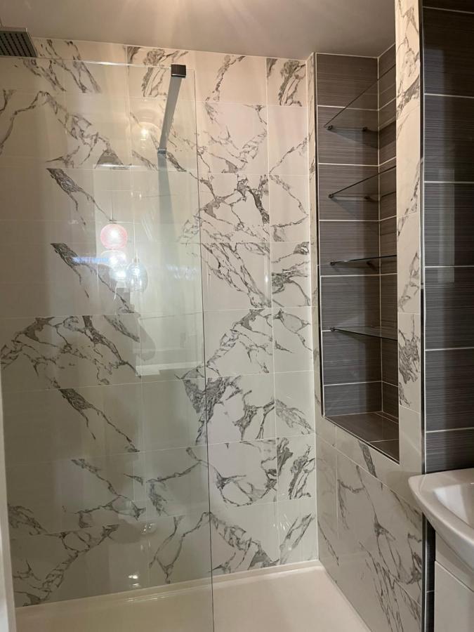 Private Room, Shared Bathroom With One Other, Tea And Coffee Making Facilities, Mini Fridge And Hairdryer, King Sized Bed With Help Yourself Continental Breakfast In Secluded Modern Property With Parking Bournemouth Ngoại thất bức ảnh
