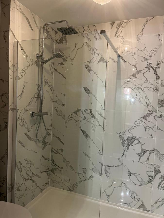 Private Room, Shared Bathroom With One Other, Tea And Coffee Making Facilities, Mini Fridge And Hairdryer, King Sized Bed With Help Yourself Continental Breakfast In Secluded Modern Property With Parking Bournemouth Ngoại thất bức ảnh
